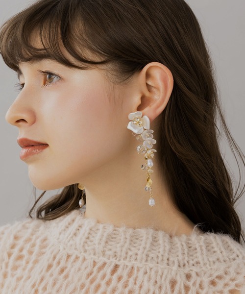 LA MUe(ラミュー)の「【LA MUE】パールフラワー×ビーズロングピアス(ピアス(両耳用)・レディース・シルバー/ゴールド・FREE)」の5枚目の写真