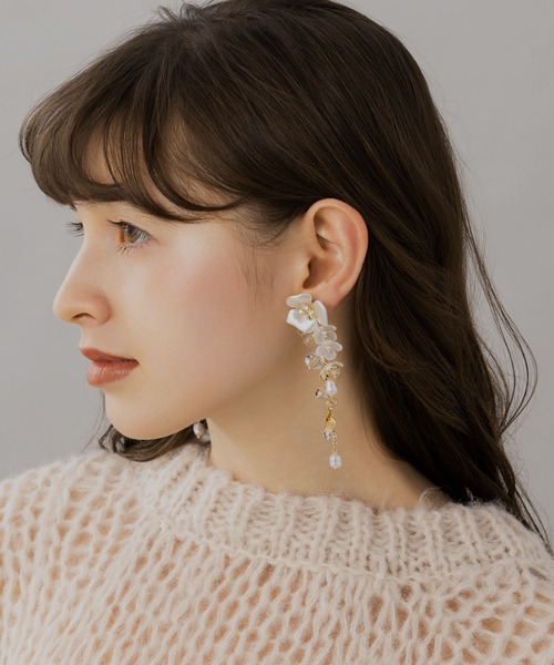 LA MUe(ラミュー)の「【LA MUE】パールフラワー×ビーズロングピアス(ピアス(両耳用)・レディース・シルバー/ゴールド・FREE)」の6枚目の写真