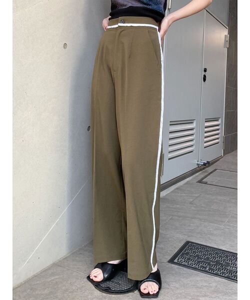 MURUA(ムルーア)の「カットオフストレートパンツ(その他パンツ・レディース・その他1/ブラック/カーキ・1/2)」の1枚目の写真