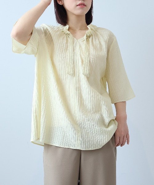 fleur by mint breeze(フルールバイミントブリーズ)の「【L~5L 大きいサイズ】ドビーストライプフリルカラーブラウス 半袖 春夏(シャツ/ブラウス・レディース・ブラック/ブルー/イエロー・LL/4L/3L/5L)」の1枚目の写真