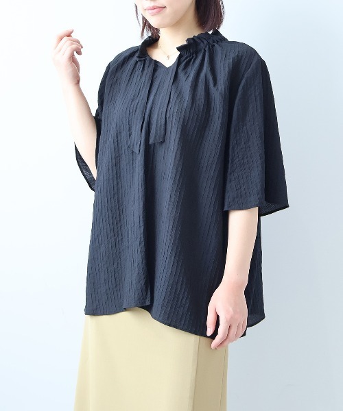fleur by mint breeze(フルールバイミントブリーズ)の「【L~5L 大きいサイズ】ドビーストライプフリルカラーブラウス 半袖 春夏(シャツ/ブラウス・レディース・ブラック/ブルー/イエロー・LL/4L/3L/5L)」の2枚目の写真