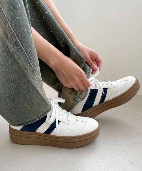 WEGO（ウィゴー）の「WEGO/ローテクダブルラインスニーカー（スニーカー・レディース・ホワイト/ブラック/ライトピンク/レッド・LARGE/MEDIUM/SMALL）」の2枚目の写真