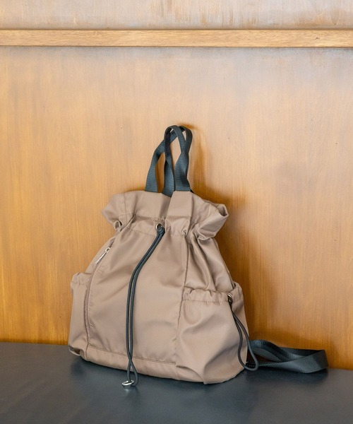 GLOBAL WORK（グローバルワーク）の「撥水軽量巾着リュック/420410（バックパック/リュック・レディース・グレー/アイボリー/ブラック・ONE SIZE）」の3枚目の写真