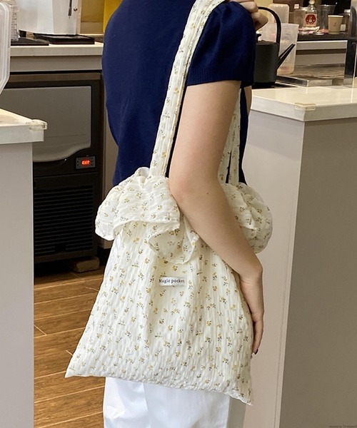 VIBGYOR（ヴィブジョー）の「Liaa/小花柄 フリル トートバッグ A18655（トートバッグ・レディース・ブルー/パープル/アイボリー・FREE）」の2枚目の写真