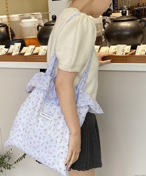 VIBGYOR（ヴィブジョー）の「Liaa/小花柄 フリル トートバッグ A18655（トートバッグ・レディース・ブルー/パープル/アイボリー・FREE）」の7枚目の写真