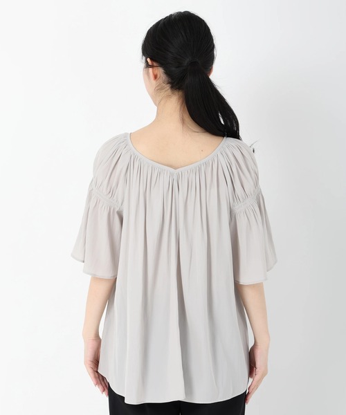 STRAWBERRY-FIELDS(ストロベリーフィールズ)の「パウダーサテン_パウダーサテンフレアスリーブブラウス(シャツ/ブラウス・レディース・ドット/グレイッシュベージュ/ブラック・2)」の6枚目の写真