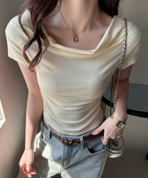 Achic(アシック)の「ドレープネック美シルエットカットソー(Tシャツ/カットソー・レディース・アイボリー/ブラック/ホワイト・M)」の3枚目の写真