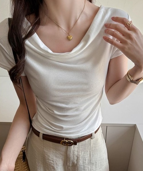 Achic(アシック)の「ドレープネック美シルエットカットソー(Tシャツ/カットソー・レディース・アイボリー/ブラック/ホワイト・M)」の4枚目の写真