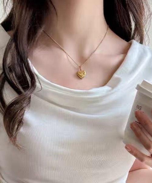 Achic(アシック)の「ドレープネック美シルエットカットソー(Tシャツ/カットソー・レディース・アイボリー/ブラック/ホワイト・M)」の12枚目の写真