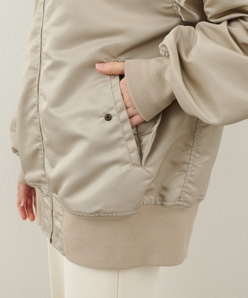 Whim Gazette(ウィムガゼット)の「ナイロンMA-1(MA-1・レディース・グレイッシュベージュ/カーキ・FREE)」の7枚目の写真
