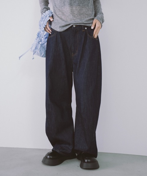 duei（デュイ）の「カーブデニムパンツ（デニムパンツ・レディース・インディゴブルー/ブラック・マルチサイズ）」の2枚目の写真