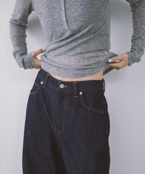 duei（デュイ）の「カーブデニムパンツ（デニムパンツ・レディース・インディゴブルー/ブラック・マルチサイズ）」の11枚目の写真