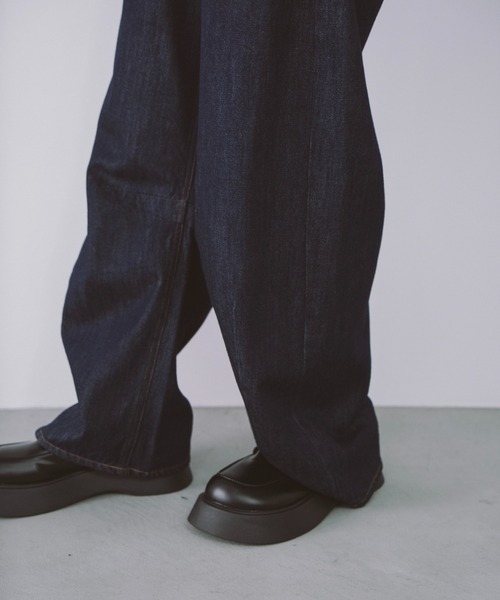 duei（デュイ）の「カーブデニムパンツ（デニムパンツ・レディース・インディゴブルー/ブラック・マルチサイズ）」の12枚目の写真