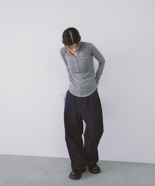 duei（デュイ）の「カーブデニムパンツ（デニムパンツ・レディース・インディゴブルー/ブラック・マルチサイズ）」の17枚目の写真