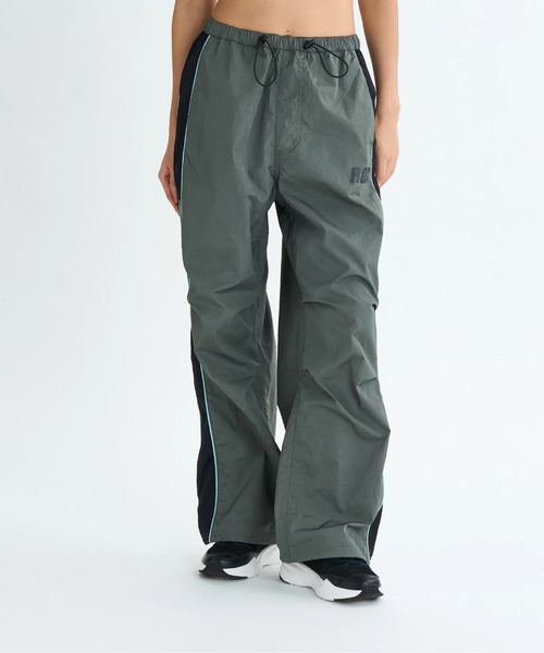 ROXY（ロキシー）の「NAIL IT PARACHUTE PA/ロキシーウエストゴム撥水加工付きドローコード付きナイロンパラシュートパンツ（その他パンツ・レディース・カーキ/ブラック/グレー・LARGE/MEDIUM）」の3枚目の写真