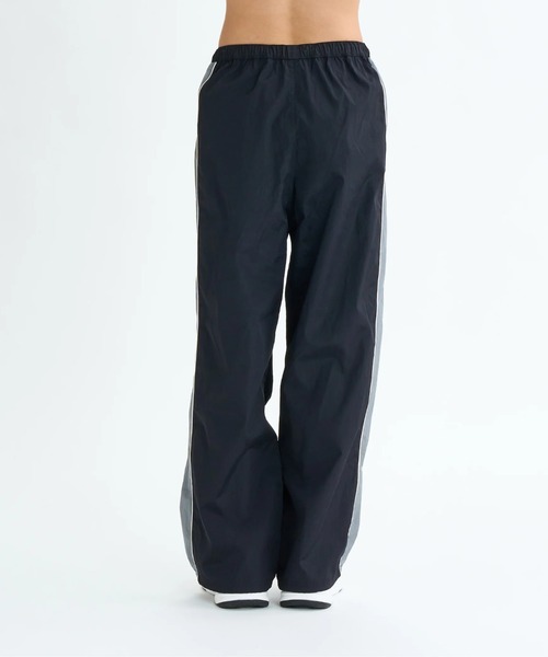 ROXY（ロキシー）の「NAIL IT PARACHUTE PA/ロキシーウエストゴム撥水加工付きドローコード付きナイロンパラシュートパンツ（その他パンツ・レディース・カーキ/ブラック/グレー・LARGE/MEDIUM）」の16枚目の写真