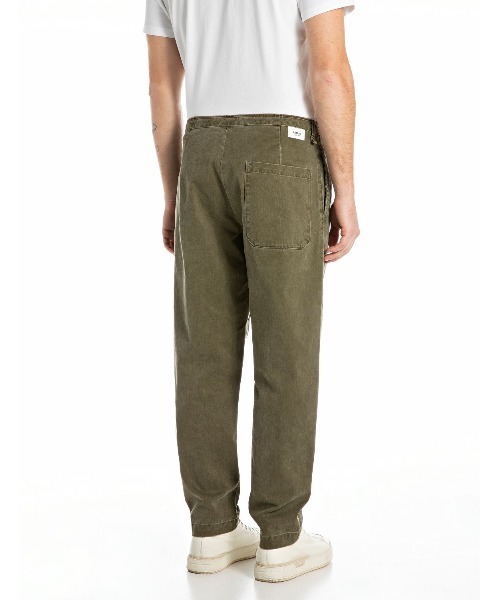 REPLAY(リプレイ)の「リラックステーパード コットンツイルジョグパンツ(その他パンツ・メンズ・カーキブラウン・W34xL32/W32xL32/W30xL32/W28xL32)」の2枚目の写真