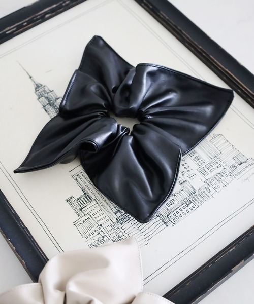 LEPSIM(レプシィム)の「スクエアシュシュ 593608(シュシュ・レディース・ベージュ/ブラック・ONE SIZE)」の2枚目の写真