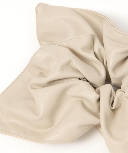 LEPSIM(レプシィム)の「スクエアシュシュ 593608(シュシュ・レディース・ベージュ/ブラック・ONE SIZE)」の4枚目の写真