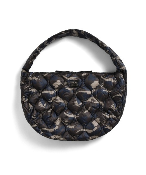 fridge（フリッジ）の「【TAION】タイオン MILITARY BANANA SHOULDER DOWN BAG-L＜MILITARY／SOFT SHELL＞ TAION-BBG02ALSML-1-L（ショルダーバッグ・メンズ・その他/ブラック/グリーン/その他1/ベージュ・ONESIZE）」の4枚目の写真