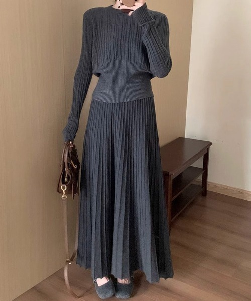 Maison Calme（メゾンカルム）の「リブニットトップス＆プリーツスカート セットアップ　リラックス（セットアップ・レディース・グレー/ブラック/アイボリー・F）」の3枚目の写真
