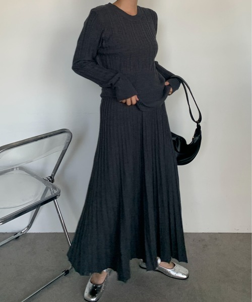 Maison Calme（メゾンカルム）の「リブニットトップス＆プリーツスカート セットアップ　リラックス（セットアップ・レディース・グレー/ブラック/アイボリー・F）」の7枚目の写真