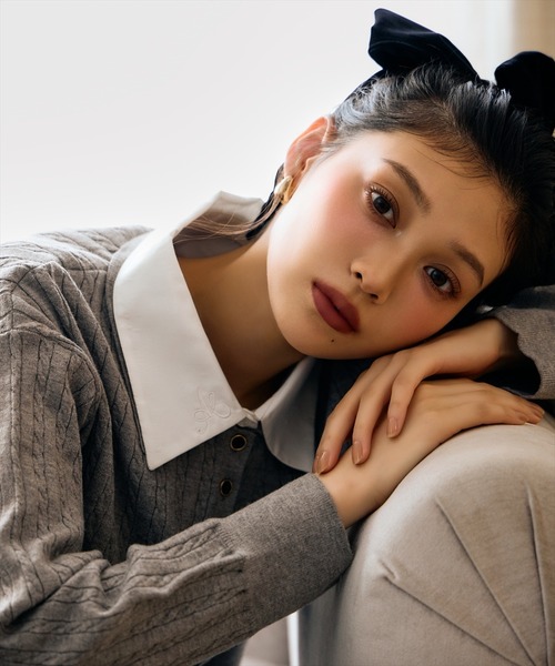 AND COUTURE(アンドクチュール)の「シャツ襟ケーブルニット(ニット/セーター・レディース・ブラック/ネイビー/ライトグレー/ボルドー・FREE)」の14枚目の写真