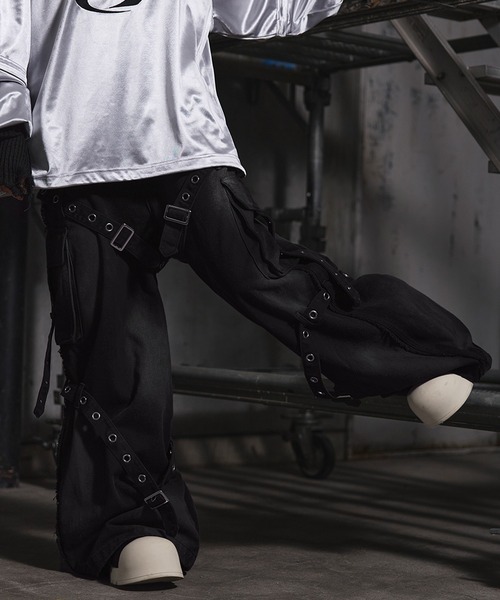 ERAR（エラー）の「【ERAR】ヴィンテージライクスプレー加工ベルトデザインギミックデニムカーゴパンツ（デニムパンツ・メンズ・ブラック/グレー・M/S/XL/L）」の17枚目の写真