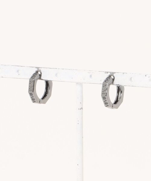 VIBGYOR(ヴィブジョー)の「【IZU】 ローマ数字刻印 フープピアス メンズ レディース ペア対応 シルバー調 銅合金 おしゃれ 韓国ファッション ストリート Z世代 ユニセックス(ピアス(両耳用)・メンズ・シルバー/ブラック・FREE)」の3枚目の写真