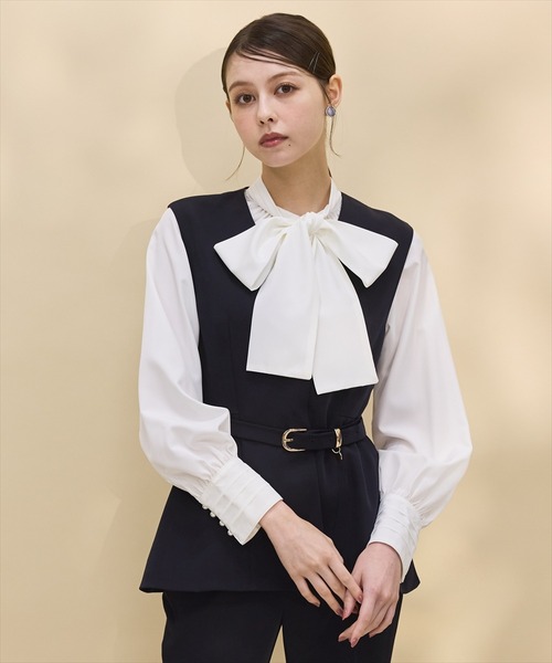 SWINGLE（スウィングル）の「ベルテッドペプラムジレ（シャツ/ブラウス・レディース・ベージュ/ネイビー/ピンク・FREE）」の2枚目の写真