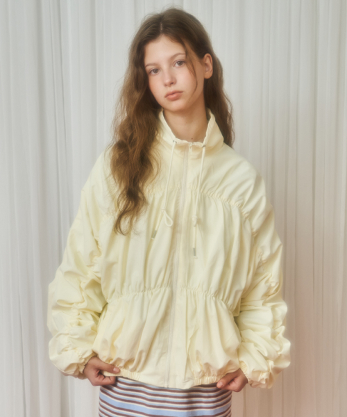 RONRON(ロンロン)の「SHIRRING WIND JUMPER CREAM(ナイロンジャケット・レディース・その他・FREE)」の1枚目の写真
