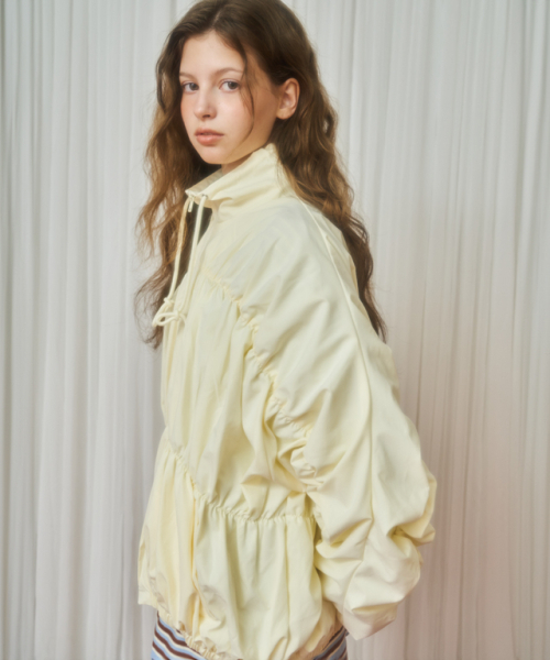 RONRON(ロンロン)の「SHIRRING WIND JUMPER CREAM(ナイロンジャケット・レディース・その他・FREE)」の2枚目の写真