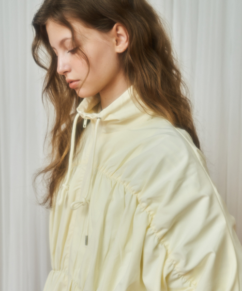 RONRON(ロンロン)の「SHIRRING WIND JUMPER CREAM(ナイロンジャケット・レディース・その他・FREE)」の3枚目の写真