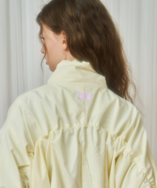RONRON(ロンロン)の「SHIRRING WIND JUMPER CREAM(ナイロンジャケット・レディース・その他・FREE)」の6枚目の写真