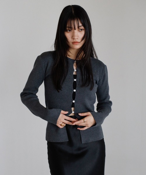 ENC(エンク)の「front holed knit / フロントホールニット(ニット/セーター・レディース・ネイビー/アイボリー/チャコールグレー・FREE)」の2枚目の写真