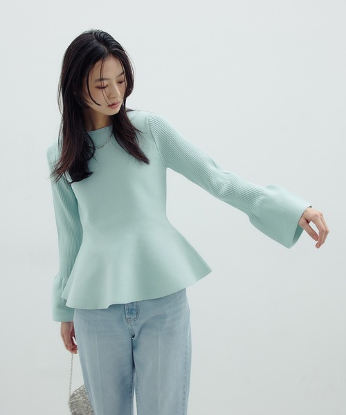 NATURAL BEAUTY BASIC(ナチュラルビューティーベーシック)の「◇ベルスリーブペプラムニット(ニット/セーター・レディース・オフホワイト/ラベンダー/ライトグリーン・FREE)」の1枚目の写真