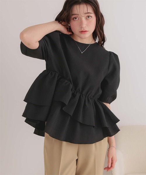 titivate（ティティベイト）の「イレギュラーヘムペプラムトップス（Tシャツ/カットソー・レディース・ブラック/オフホワイト/ライトイエロー/ブルー・M/L/S）」の2枚目の写真