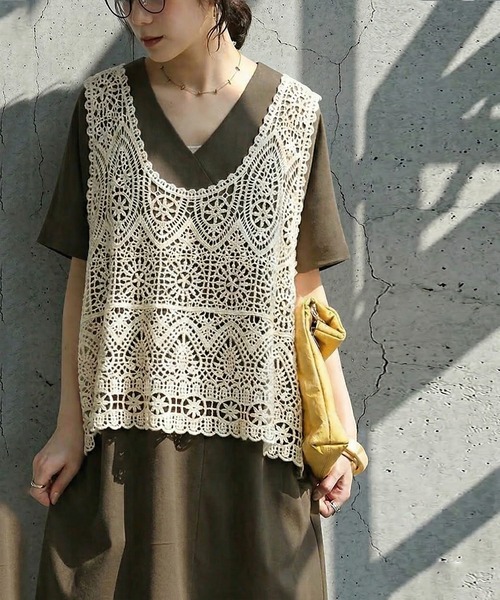 antiqua(アンティカ)の「透かし編み クロシェ ニットベスト(ベスト・レディース・ナチュラル/ブラック・ONESIZE)」の7枚目の写真