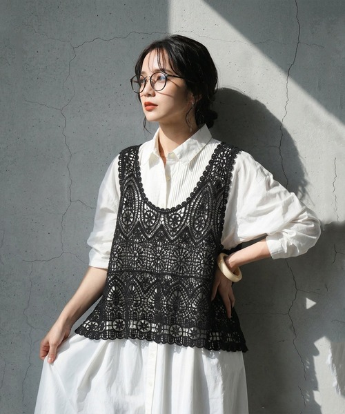 antiqua(アンティカ)の「透かし編み クロシェ ニットベスト(ベスト・レディース・ナチュラル/ブラック・ONESIZE)」の5枚目の写真