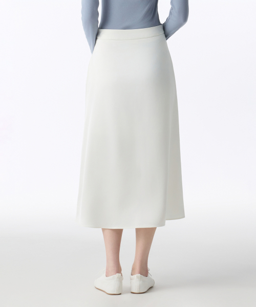 MUSINSA STANDARD WOMAN（ムシンサスタンダードウーマン）の「ウィメンズサテンロングスカート[アイボリー]（スカート・レディース・その他・LARGE/SMALL/MEDIUM/X-SMALL）」の2枚目の写真