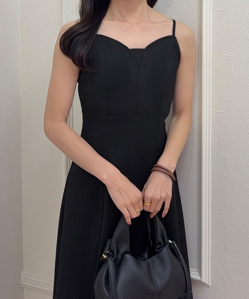 junoah(ジュノア)の「ラッフルフレアキャミワンピース(ワンピース・レディース・チャコール/アイボリー/ブラック・MEDIUM/SMALL/LARGE)」の6枚目の写真
