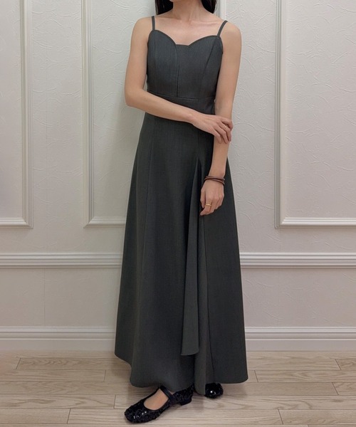 junoah(ジュノア)の「ラッフルフレアキャミワンピース(ワンピース・レディース・チャコール/アイボリー/ブラック・MEDIUM/SMALL/LARGE)」の11枚目の写真
