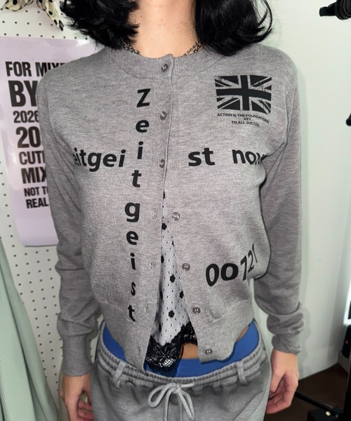 SHAGGIE(シャギー)の「ユニオンジャックプリントクルーネックニットカーディガン(カーディガン/ボレロ・レディース・ネイビー/ピンク/グレー・FREE)」の2枚目の写真