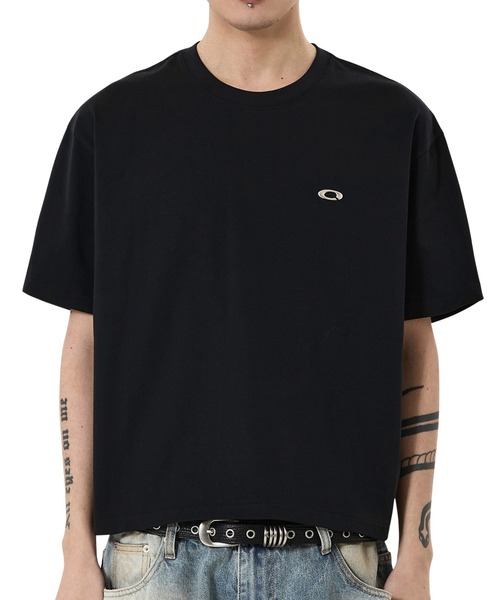 OY(オーワイ)の「『OY/オーワイ』METAL LOGO CROP TEE/メタルロゴクロップTシャツ(Tシャツ/カットソー・メンズ・ホワイト/ブラック/グレー・L/M/S)」の4枚目の写真