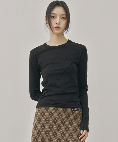NICK&NICOLE(ニックアンドニコール)の「DIAGONAL LONG SLEEVE TOP_BLACK(Tシャツ/カットソー・レディース・その他・MEDIUM/LARGE)」の2枚目の写真
