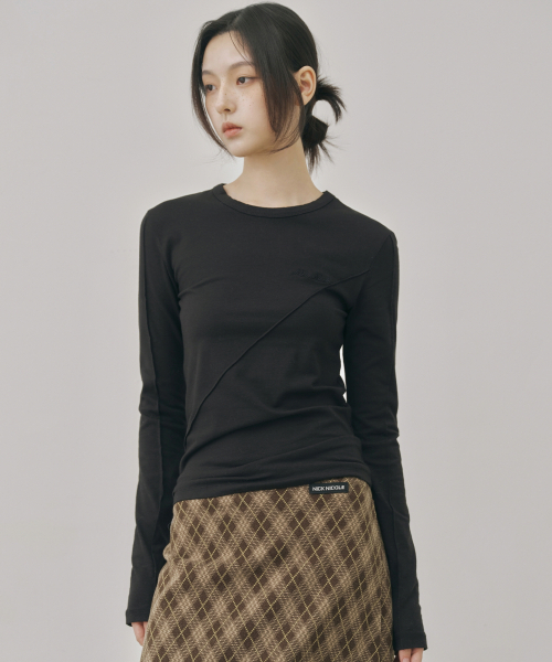 NICK&NICOLE(ニックアンドニコール)の「DIAGONAL LONG SLEEVE TOP_BLACK(Tシャツ/カットソー・レディース・その他・MEDIUM/LARGE)」の3枚目の写真