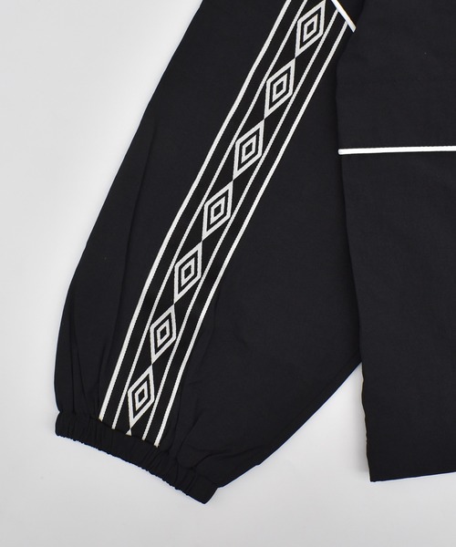 UMBRO(アンブロ)の「UMBRO/アンブロ UMBROフハクピステ ジャケット UM26SSAL-TP02 ムラサキスポーツ限定(その他アウター・メンズ・ブラック/ネイビー・M/L)」の9枚目の写真