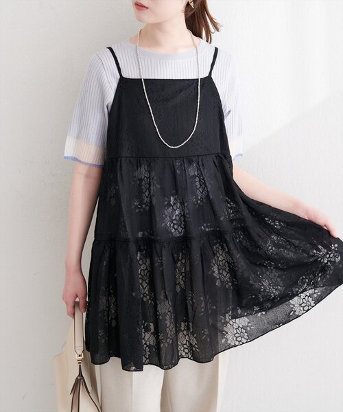 natural couture（ナチュラルクチュール）の「フラワーレースキャミチュニック（シャツ/ブラウス・レディース・ブラック/オフホワイト・FREE）」の2枚目の写真