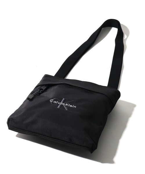 Calvin Klein(カルバン・クライン)の「【Calvin Klein/カルバンクライン】BOLD FLATPACK / ボールド フラットパック ショルダーバッグ(ショルダーバッグ・メンズ・ブラック・FREE)」の6枚目の写真
