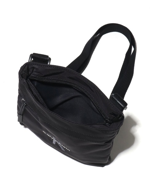 Calvin Klein(カルバン・クライン)の「【Calvin Klein/カルバンクライン】BOLD FLATPACK / ボールド フラットパック ショルダーバッグ(ショルダーバッグ・メンズ・ブラック・FREE)」の7枚目の写真